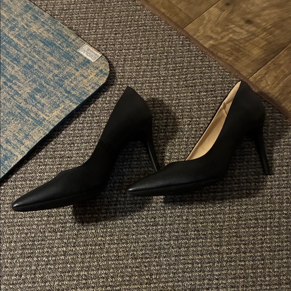 Dream pairs Classic Black Heels - Picture 2 of 6